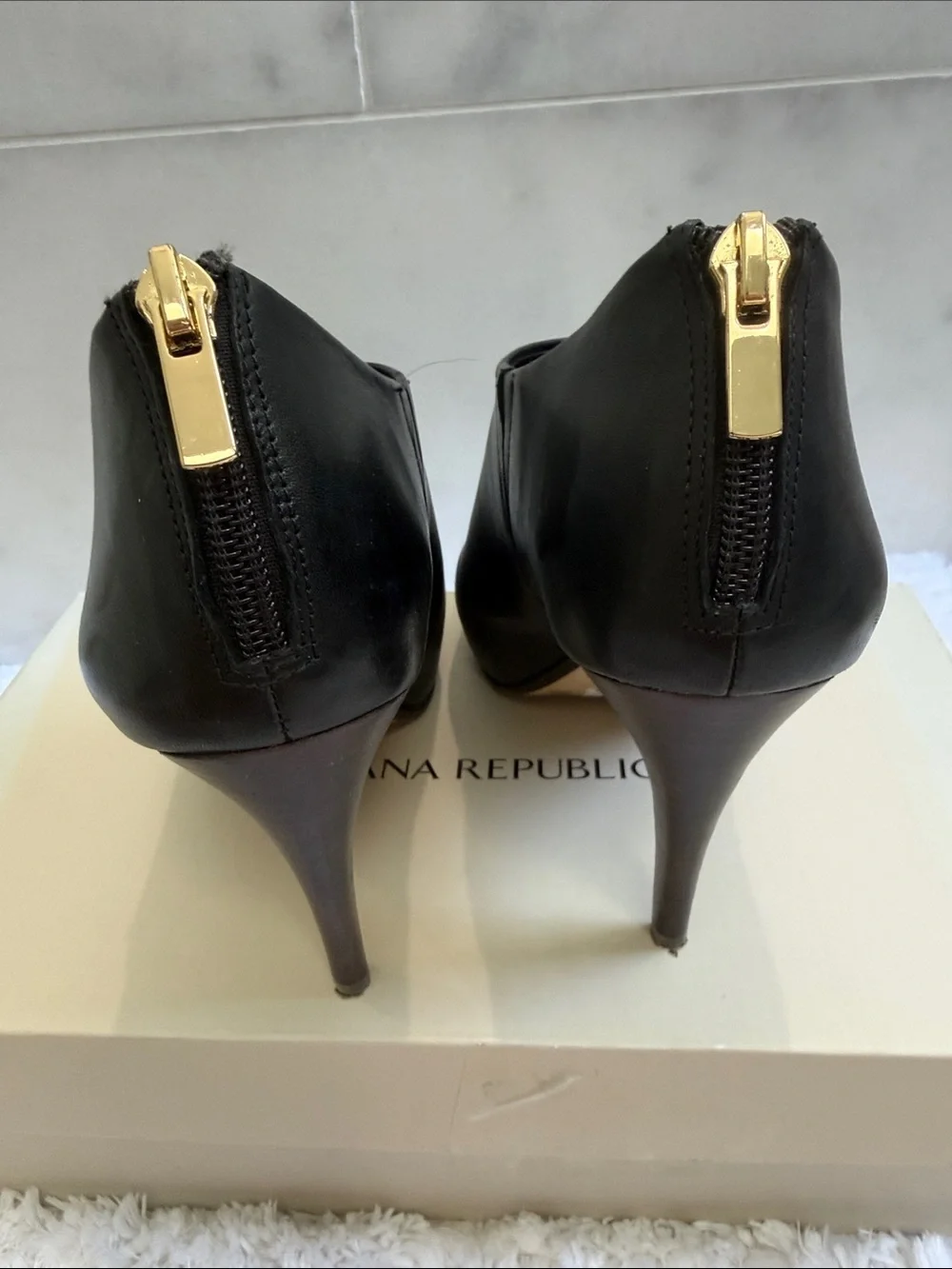 Banana Republic tone black stacked